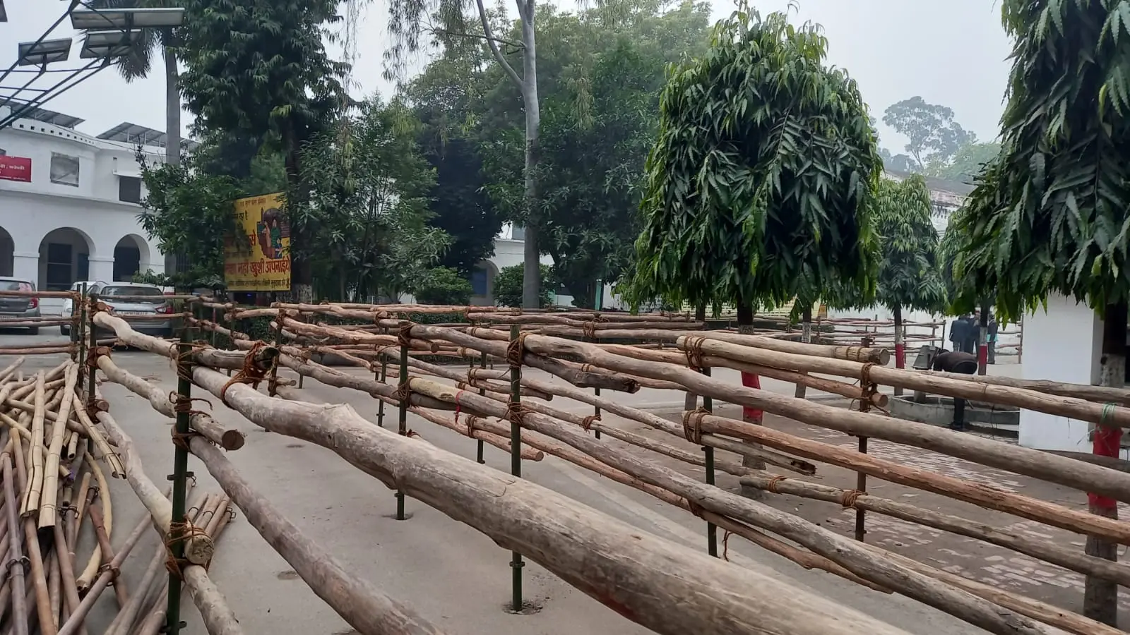 बरेली में नामांकन केंद्र की जगह ज्योतिषाचार्यों के चक्कर काट रहे प्रत्याशी, आज पांच का नॉमिनेशन