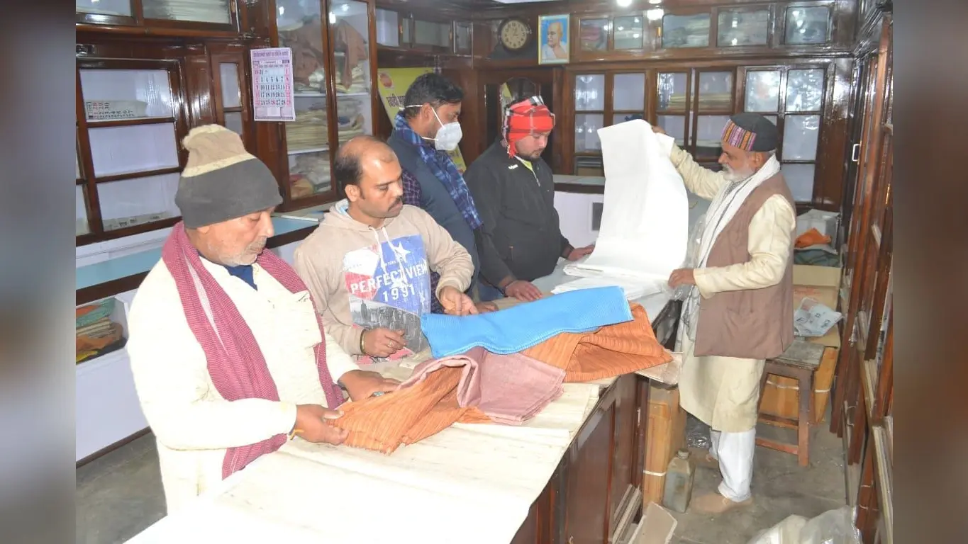यूपी विधानसभा चुनाव को लेकर गरमाया खादी कपड़ों का बाजार, नेता-कार्यकर्ता जमकर खरीद रहे कपड़े