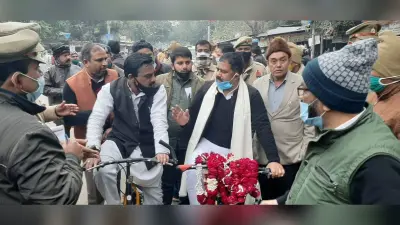 बरेली में साइकिल से नामांकन दाखिल करवाने पहुंचे सपा प्रत्याशी अताउर्रहमान, विजय पाल सिंह पहुंचे पैदल