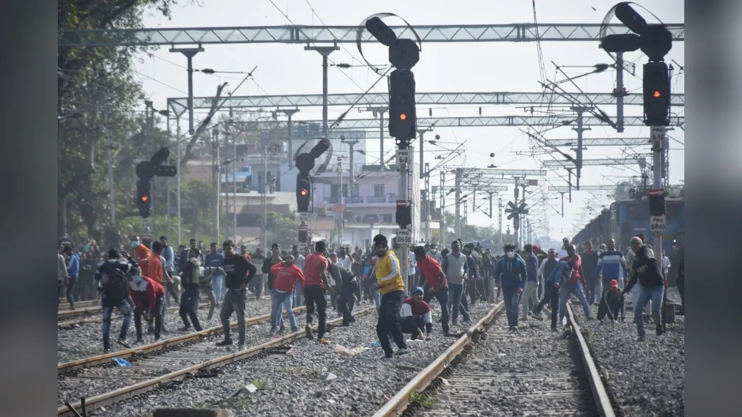RRB-NTPC: छात्रों पर लाठीचार्ज मामले में 6 पुलिसकर्मी निलंबित, SSP बोले- उपद्रवियों पर होगी कड़ी कारवाई