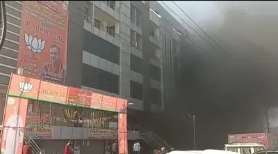 बीजेपी कार्यालय के पास सोफे के गोदाम में लगी आग, आसपास के एरिया में फैली दहशत
