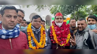 बरेली में पूर्व मंत्री शहजिल ने पत्नी संग दाखिल किया नामांकन, BJP-कांग्रेस के प्रत्याशी पहुंचे कलेक्ट्रेट