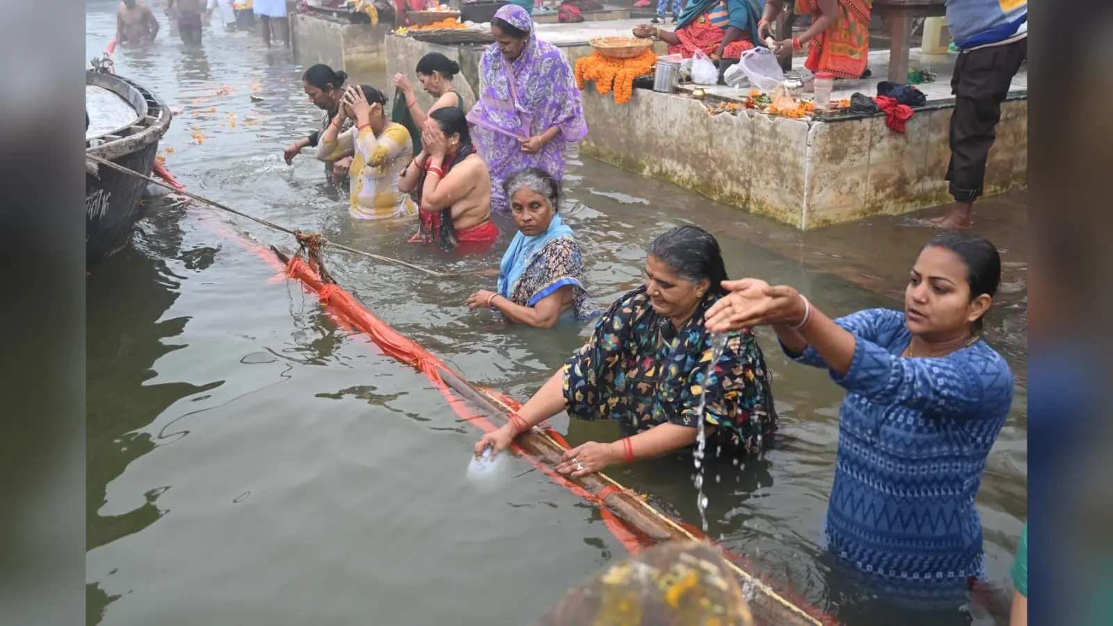 वाराणसी में मौनी अमावस्या के दिन श्रद्धालुओं ने लगायी आस्था की डूबकी, सुरक्षा के कड़े इंतजाम