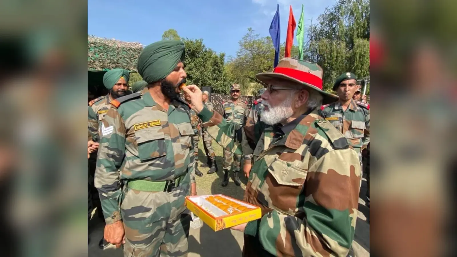 पीएम मोदी ने नौशेरा में पहनी थी सेना की वर्दी, अब इलाहाबाद जिला जज की कोर्ट ने PMO को भेजा नोटिस