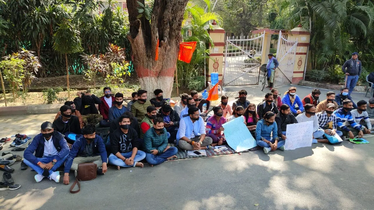 BHU के छात्रों ने काली पट्टी बांधकर किया प्रदर्शन, कहा- जब तक नहीं खुलेंगे क्लासेज, तब तक चलेगा आंदोलन