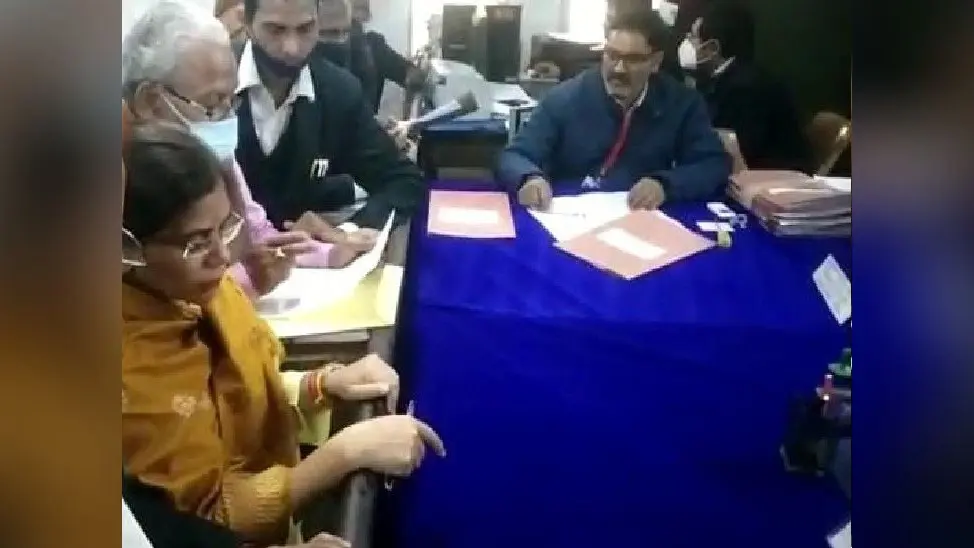 भाजपा छोड़ सपा में आए अमरनाथ मौर्या का शहर पश्चिमी से टिकट कटा, ऋचा सिंह किया नामांकन दाखिल