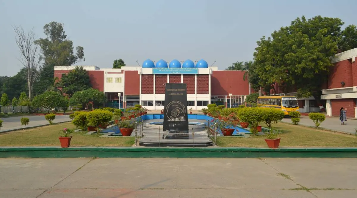 Aligarh News: कोरोना केस घटते ही, मेडिकल कॉलेज में बढ़ी मरीजों को देखने की संख्या