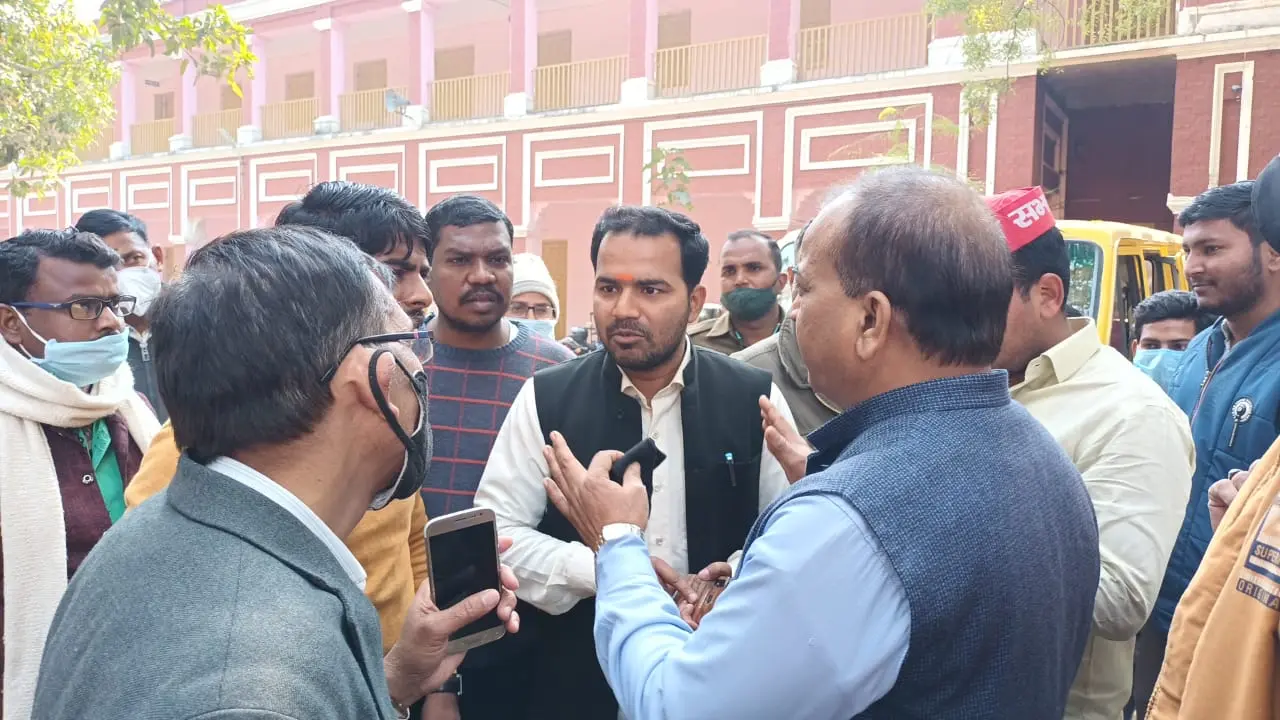 वाराणसी में आदर्श आचार संहिता के बीच मिले टेबलेट, सपा ने मतदाताओं को प्रभावित करने का लगाया आरोप