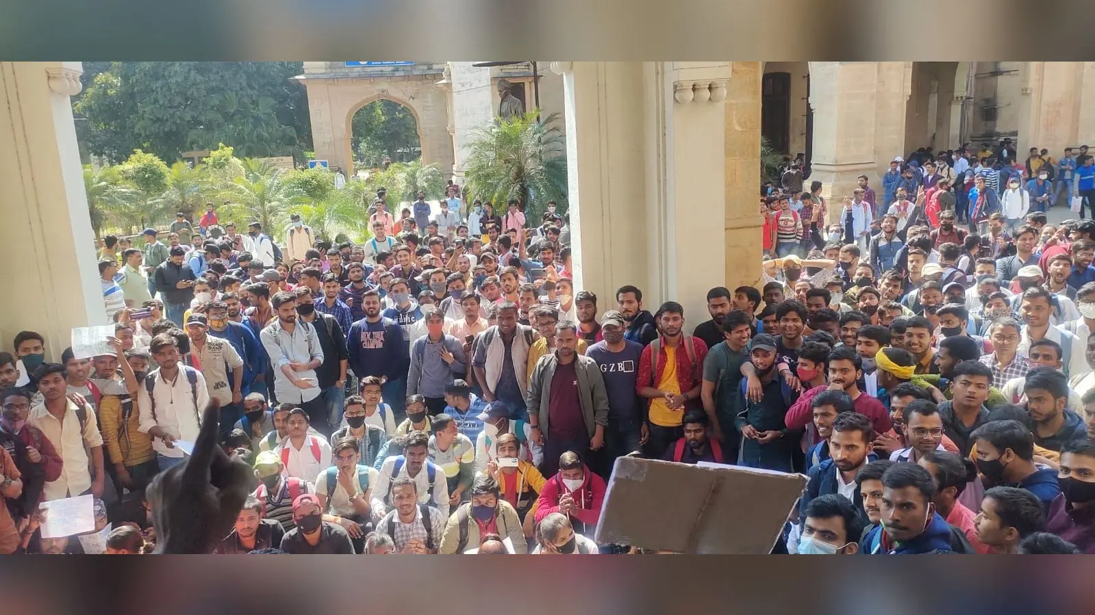 इलाहाबाद विश्वविद्यालय के छात्रों ने परीक्षा नियंत्रक कार्यालय का किया घेराव, ऑनलाइन परीक्षा की मांग