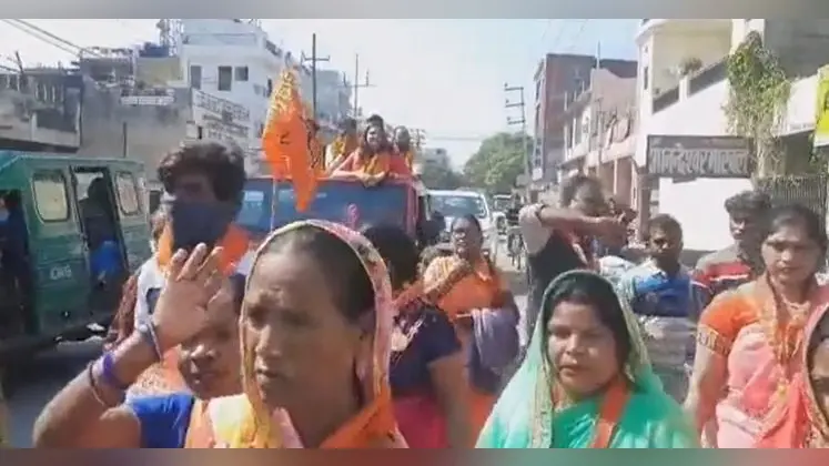 प्रियंका चतुर्वेदी के रोड शो पर बोले ट्विटर यूजर्स, इससे ज्यादा भीड़ तो जेसीबी की खुदाई में होती है