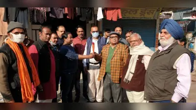 Gorakhpur News: महापौर ने बक्शीपुर इलाके का किया निरीक्षण, गुलाब देकर सफाई रखने का दिया निर्देश