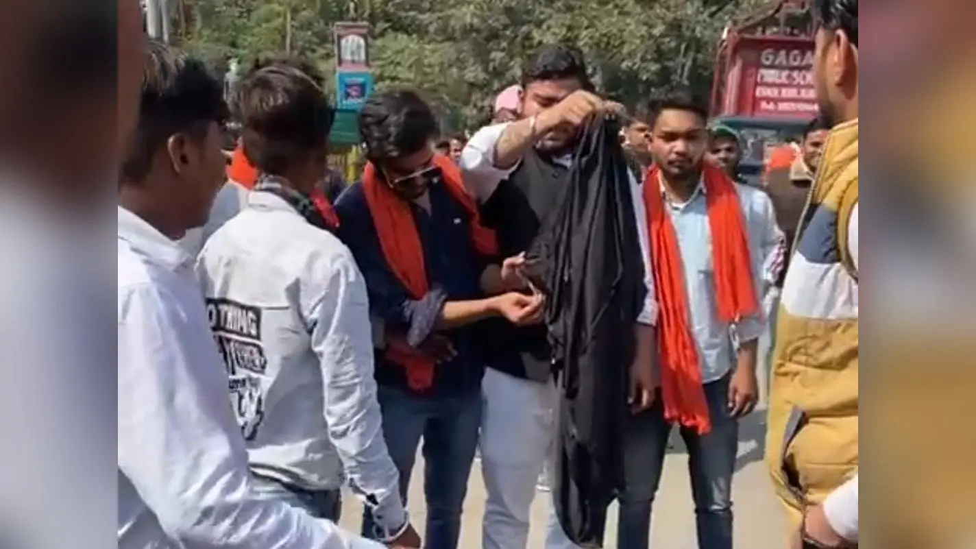 Aligarh News: अलीगढ़ में बुर्का जलाने का प्रयास, भाजपा युवा मोर्चा ने किया हिजाब का विरोध