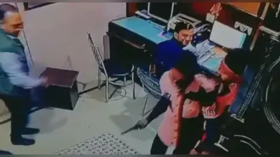 Prayagraj News: कैबिनेट मंत्री ‘नंदी’ के करीबी के कार्यालय में बदमाशों ने की लूट, कर्मचारी को मारी गोली