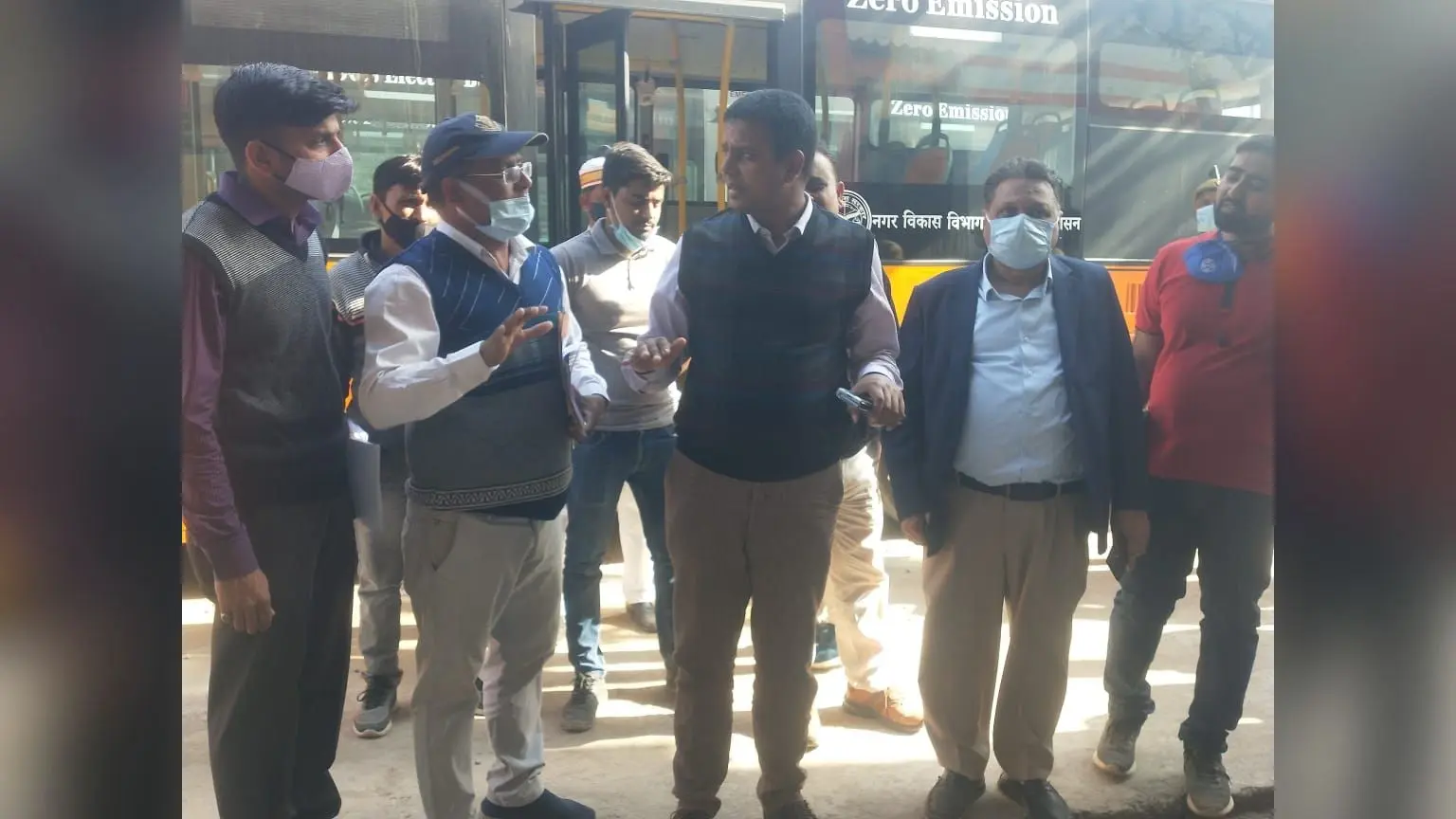 Aligarh News: ई-बस संचालन में लापरवाही बरतने पर चढ़ा कमिश्नर का पारा, 27 फरवरी तक का दिया अल्टीमेटम