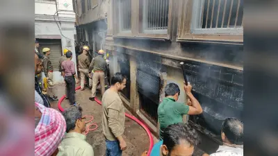 साड़ी पालिश के कारखाने में शार्ट सर्किट से लगी आग, फायर बिग्रेड के 3 जवान सहित 5 झुलसे