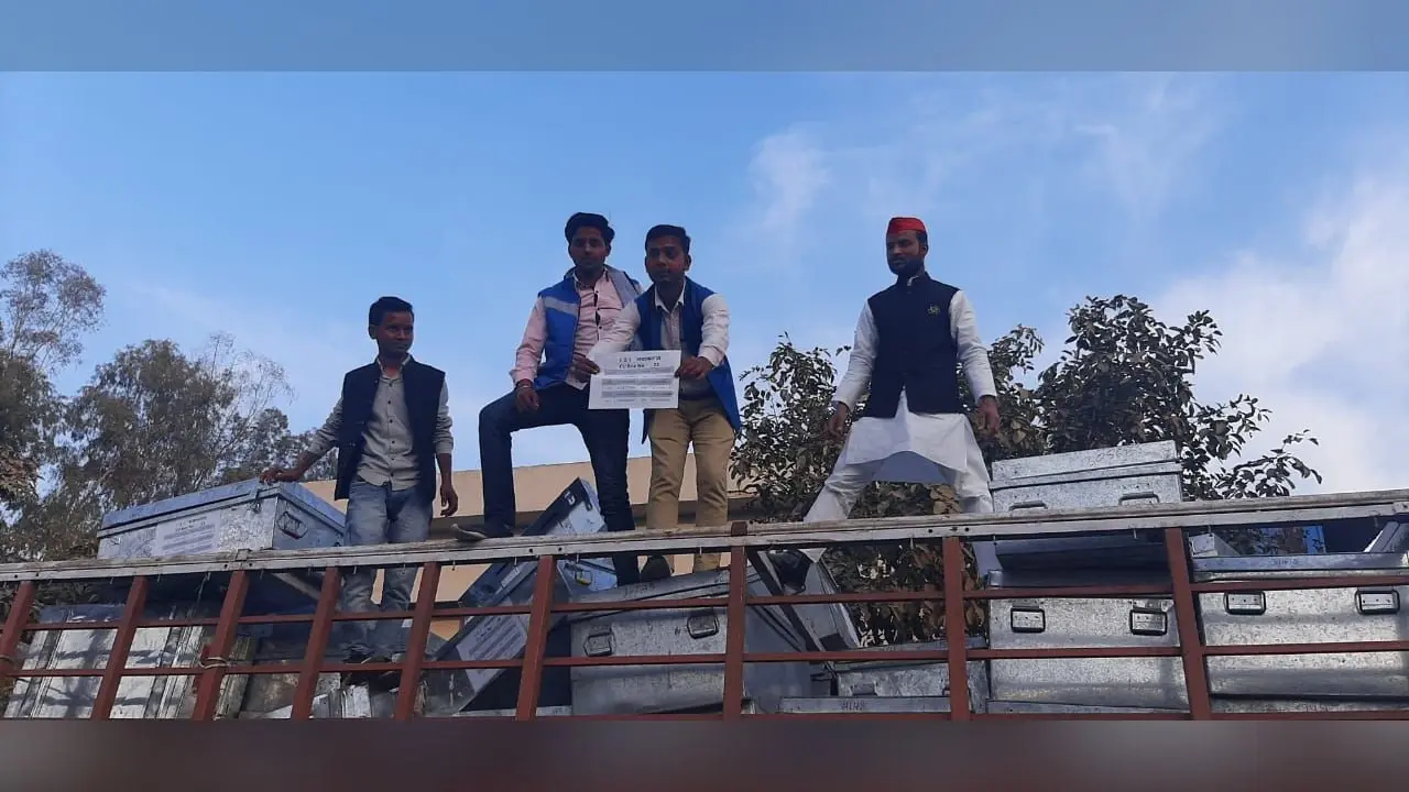 Bareilly News: मतगणना केंद्र में जाने वाली कूड़े की गाड़ी में मिले पोस्टल बैलेट, सपाइयों का हंगामा