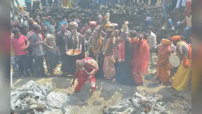 Holi 2022: काशी में धधकती चिताओं के बीच खेली जाती है चिता भस्म होली, देखें तस्वीरें
