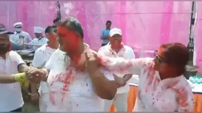 Holi Special ‘होम मिनिस्टर’ से बच नहीं पाए पप्पू, देखिए वीडियो कैसे रंजीत ने लगाया रंग