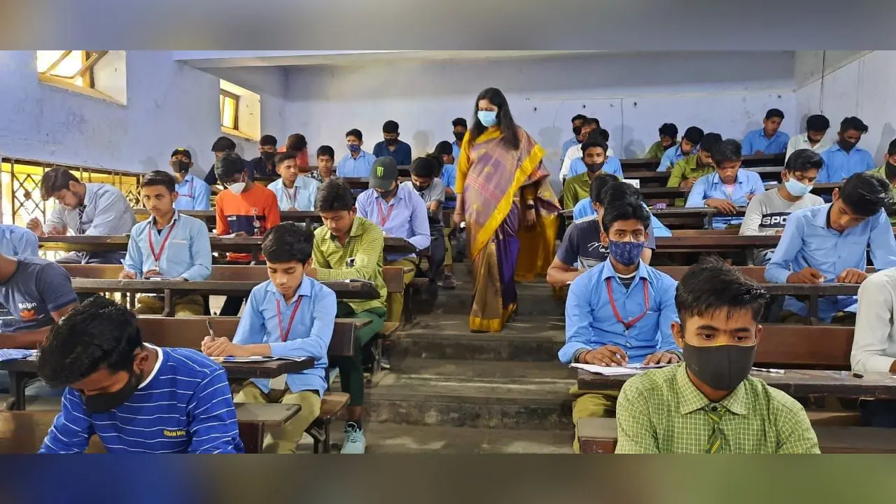 UP Board Exam: अलीगढ़ में ‘मुन्ना भाई’ पर मुकदमा दर्ज, नकलची रेस्टीकेट