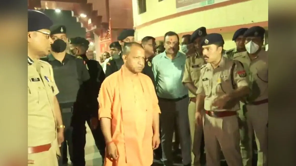 Gorakhpur News : सीएम योगी ने गोरखनाथ मंदिर का किया निरीक्षण, घायल पुलिसकर्मियों को सौंपे पांच लाख के चेक