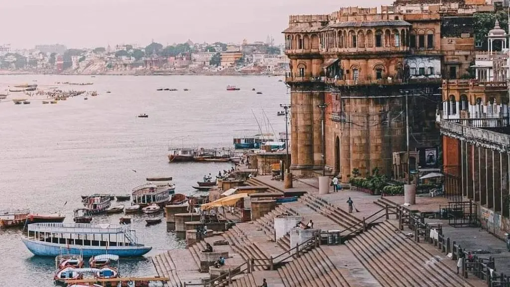 Air Pollution in Varanasi: वाराणसी में दशाश्वमेध घाट की हवा सबसे ज्यादा प्रदूषित, उठने लगे ये सवाल