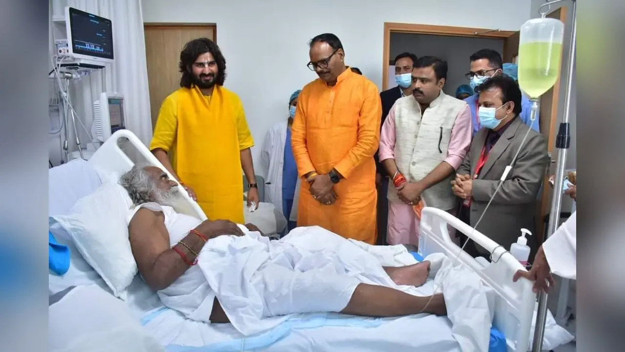 महंत नृत्य गोपाल दास से मिलने मेदांता अस्पताल पहुंचे डिप्टी सीएम ब्रजेश पाठक, डॉक्टरों की टीम से जाना हाल