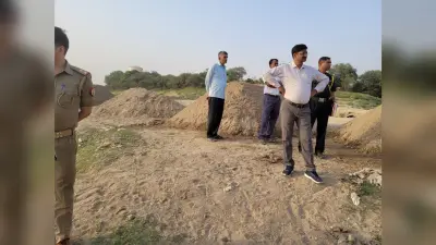 एसडीएम फूलपुर की कार्रवाई में खुला अवैध खनन का गोलमाल, छ्तनाग घाट पर डम्फ की जा रही थी बालू