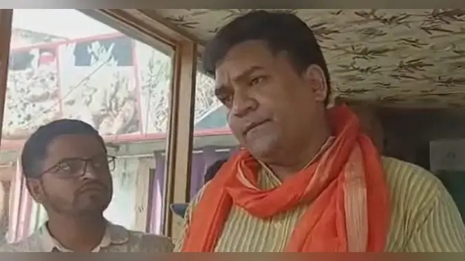 वाराणसी पहुंचे पूर्व विधायक कपिल मिश्रा, बोले- देश में कैंसर के समान हैं बांग्लादेशी और रोहिंग्या