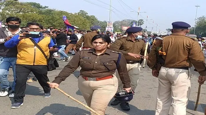 मां ने बेटे की मांगी डेडबॉडी, थानेदार ने मारा थप्पड़, एएसपी ने सब के सामने लगायी क्लास