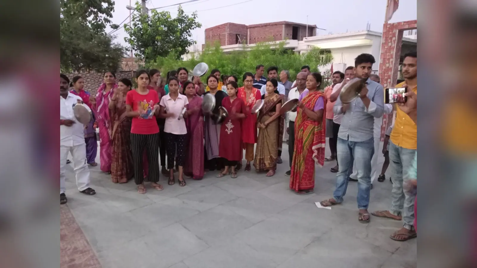 आवास बोर्ड के खिलाफ राजीव नगर में बसे लोगों ने पीटा थाली, जानें क्या है पूरा मामला..