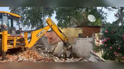 Bokaro : निर्माणाधीन अस्पताल के सामने चला अतिक्रमण हटाओ अभियान, बुल्डोजर चला हटाये गये 20-25 अतिक्रमणकारी