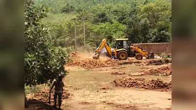 Jharkhand : सरकारी जमीन पर चल रहे अवैध ईंट भट्टा पर चला प्रशासन का बुलडोजर