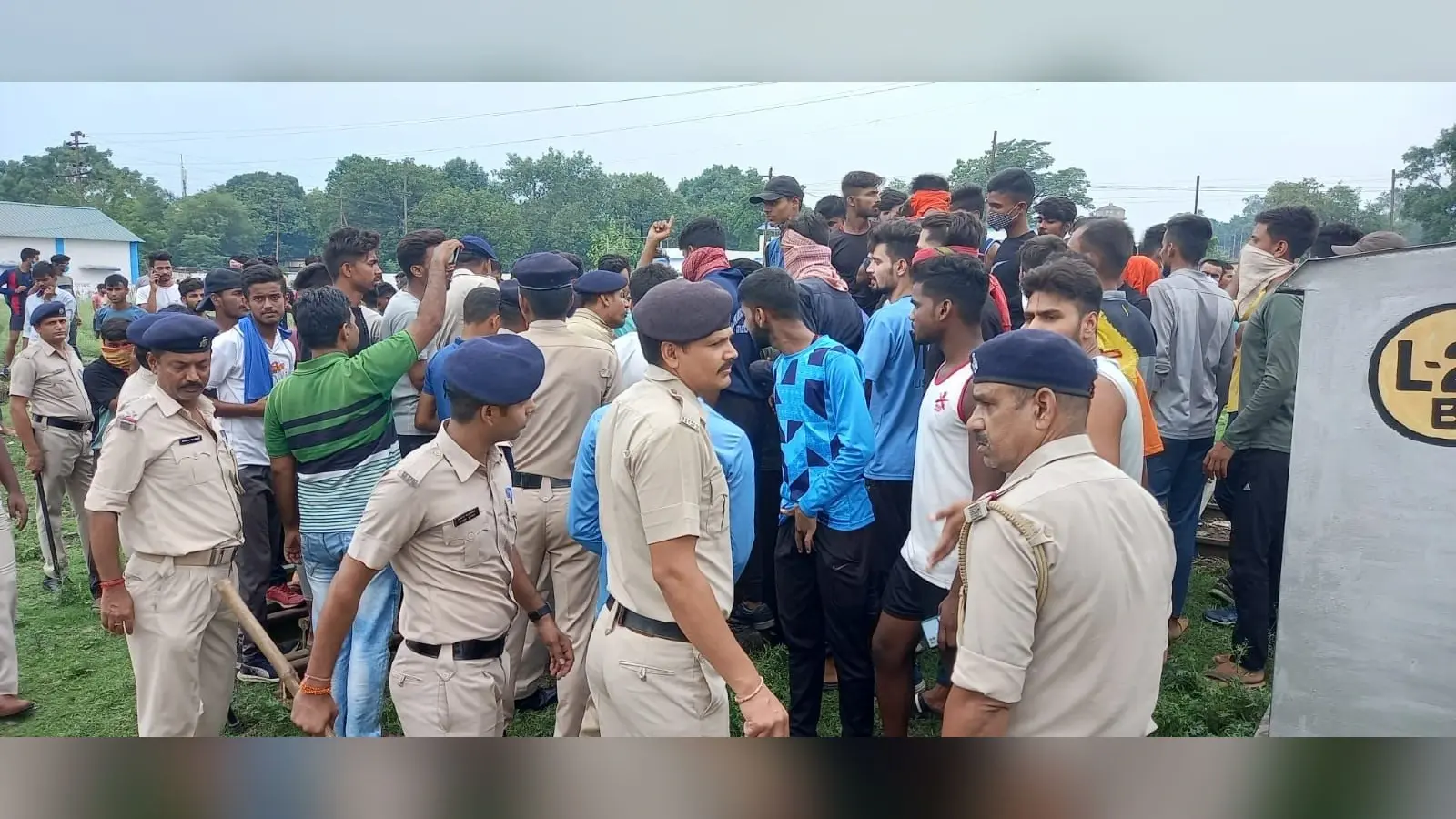 Bokaro : Agneepath योजना के विरोध में बोकारो रेलवे स्टेशन के रेलवे ट्रैक पर उतरे सैकड़ों युवा