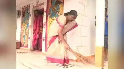 Jharkhand: राष्ट्रपति प्रत्याशी द्रौपदी मुर्मू ने रायरंगपुर के मंदिरों में की पूजा, झाड़ू लगा की सफाई