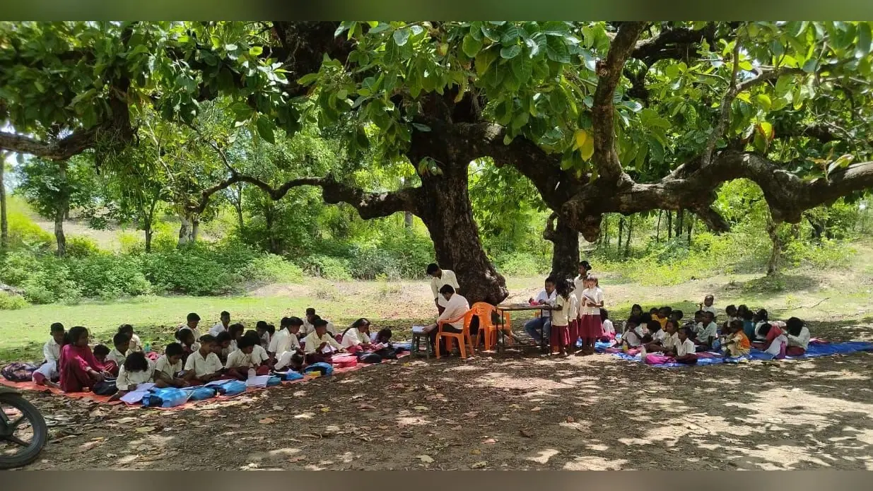 हजारीबाग के चौपारण प्रखंड के मवि दुरागड़ा का भवन जर्जर, पेड़ के नीचे पढ़ाई को मजबूर बच्चे