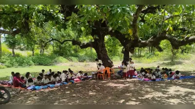 हजारीबाग के चौपारण प्रखंड के मवि दुरागड़ा का भवन जर्जर, पेड़ के नीचे पढ़ाई को मजबूर बच्चे