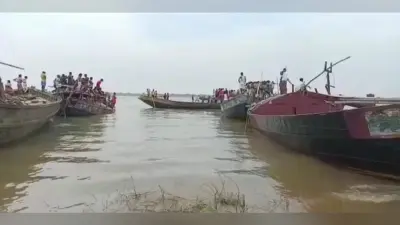 बगहा में टला बड़ा हादसा, बीच गंडक नदी में फंसी ओवरलोडेड नाव, पिकनिक से लौट रहे थे सैकड़ों लोग