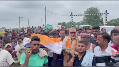बेगूसराय गोलीकांड: गिरिराज सिंह पहुंचे मृतक के पैतृक गांव, हमले में जान गंवाने वाले चंदन को दिया कंधा