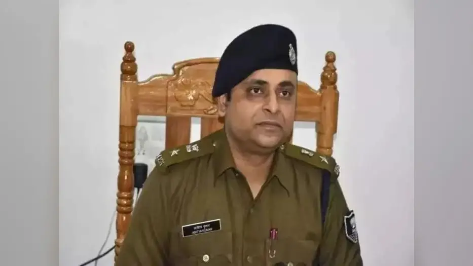 पटना: फरार आइपीएस आदित्य कुमार की गिरफ़्तारी के लिए यूपी पुलिस ने बनायी SIT, चिपकाया जायेगा इश्तेहार