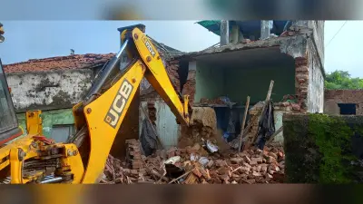 PHOTOS: बोकारो के धनघरी गांव में रेलवे और जिला प्रशासन ने चलाया बुलडोजर
