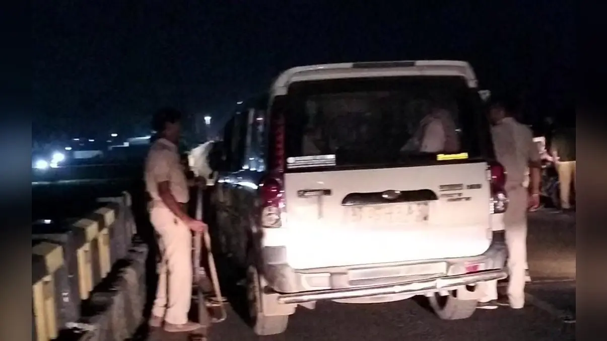 फिल्मी अंदाज में शराब तस्कर का पीछा कर रही थी पुलिस, Don के अमिताभ बच्चन की तरह नदी में कूदा कारोबारी