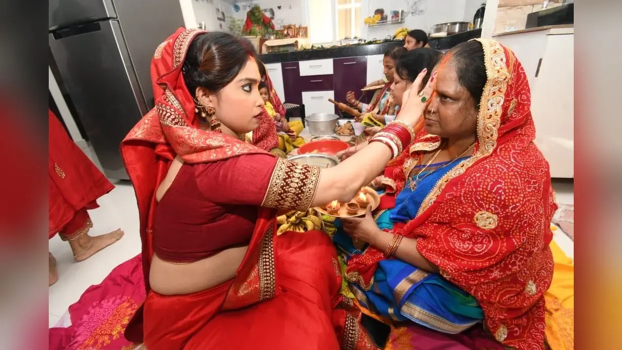 Chhath Puja Photos: छठ व्रतियों ने ग्रहण किया खरना प्रसाद, कल डूबते सूर्य को दिया जाएगा अर्घ्य