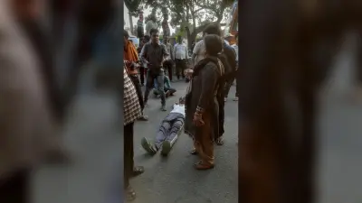Bareilly News: अतिक्रमण हटाने पहुंची नगर निगम की टीम का विरोध, व्यापारियों ने सड़क पर लेटकर लगाया जाम