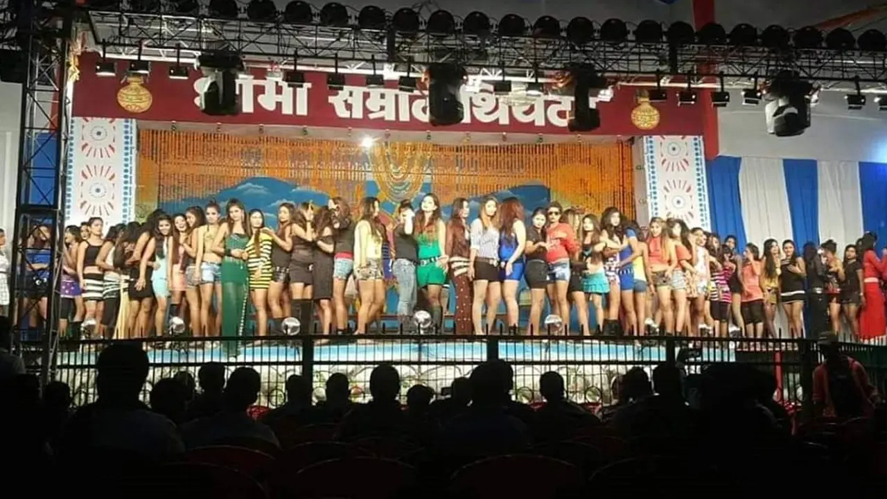 थिएटर की महफिल से सजा है सोनपुर मेला, यहां दिल में दर्द और चेहरे पर मुस्कान लिए नाचती हैं लड़कियां