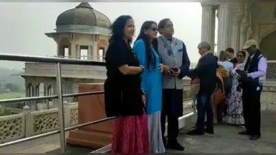 आगरा में शशि थरूर मना रहे मां लिली का 87वां बर्थडे, ताजमहल और किला का किया दीदार