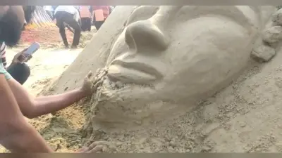 Gorakhpur News: कलाकारों ने रेत पर उकेरा देश का दर्द, श्रद्धा हत्याकांड और जल बचाओ पर सोच को दिया आकार