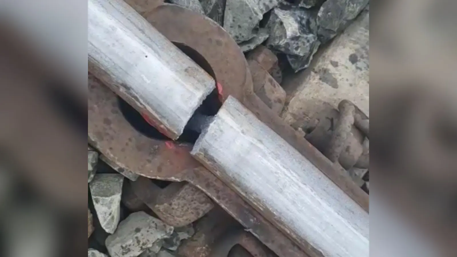 UP News: कुशीनगर के पनियहवा के पास टूटी रेल पटरी, थाने के सिपाही की सक्रियता से बड़ा हादसा टला
