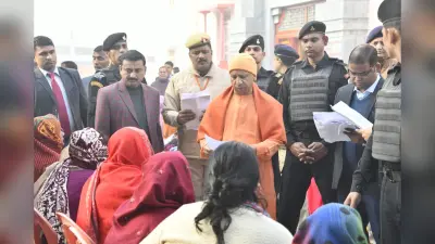 Gorakhpur: सीएम योगी ने जनता दर्शन कार्यक्रम में सुनी लोगों की समस्याएं, अधिकारियों को किया निर्देशित