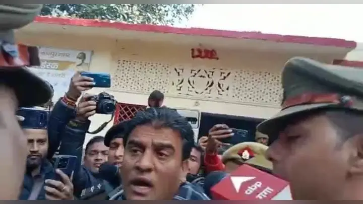UP News: जेल से निकलते ही सपा विधायक इरफान सोलंकी की पुलिस से नोकझोंक, काफिले के साथ महराजगंज रवाना…