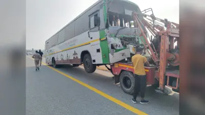 Agra News: आगरा-लखनऊ एक्सप्रेस वे पर भीषण हादसा, ट्रक के पीछे घुसी बस, पांच यात्री घायल